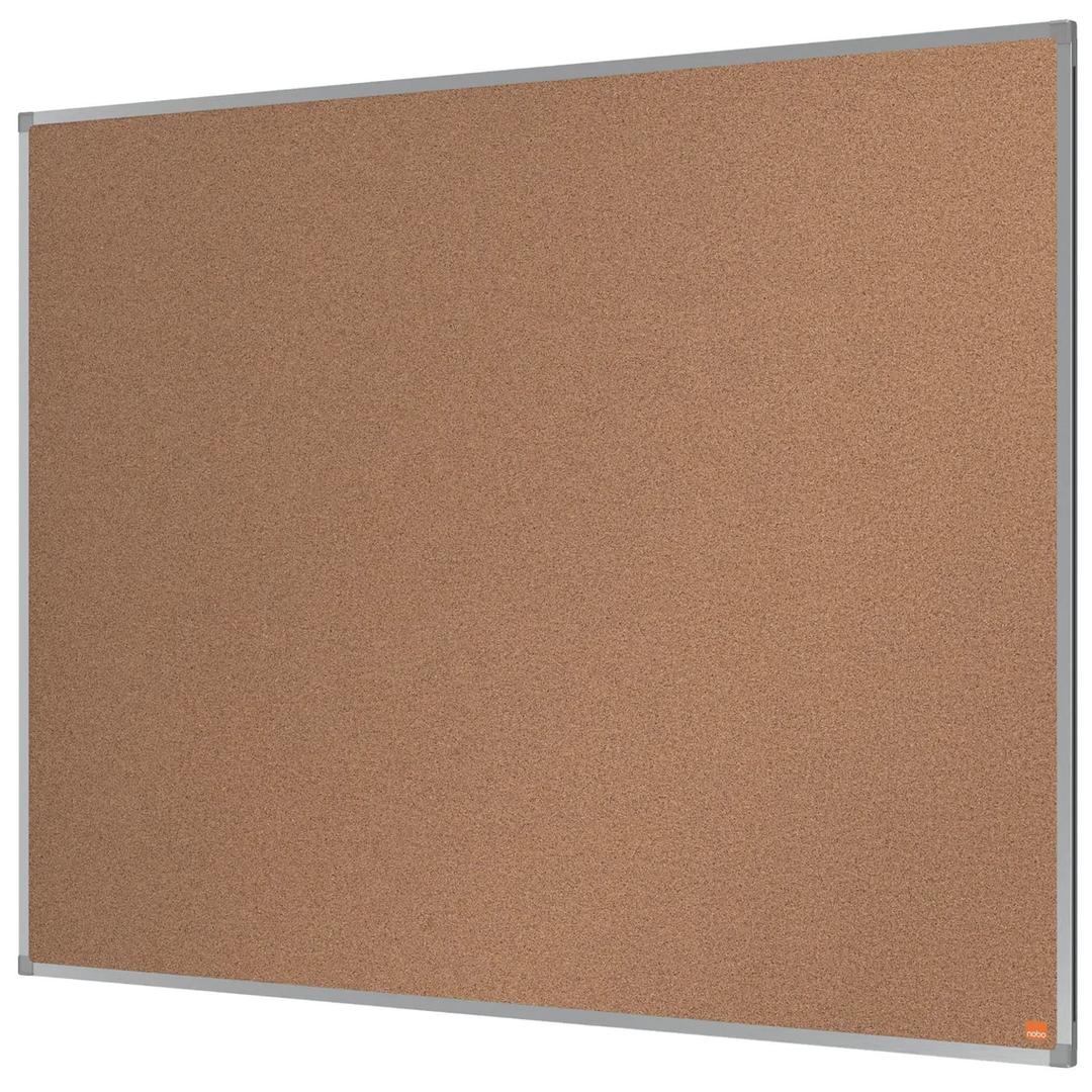 Tableau en liège nobo Essence à cadre aluminium, 1 200 x 900 mm, vue de trois-quarts
