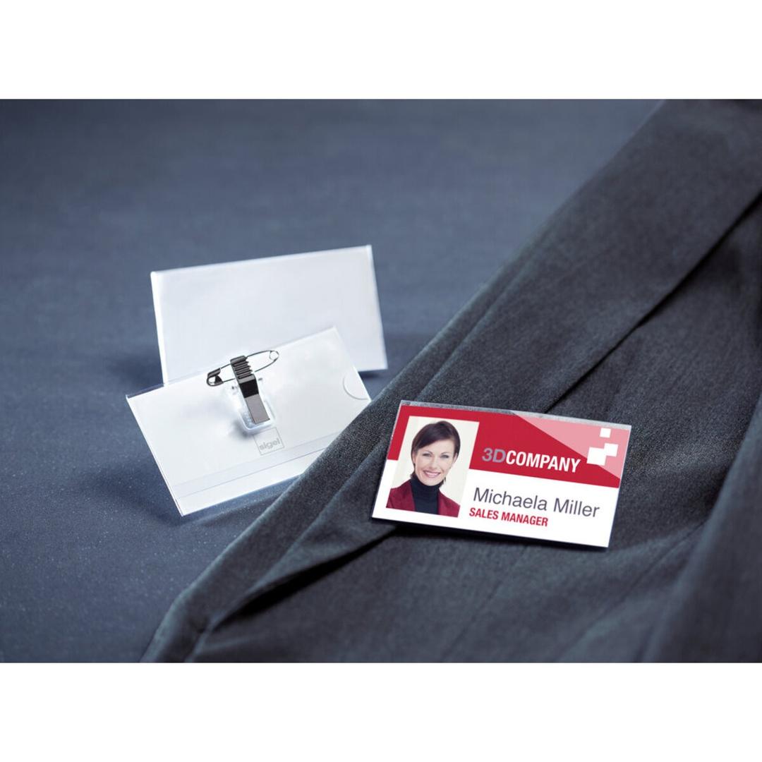 Porte badge sigel porté sur une veste
