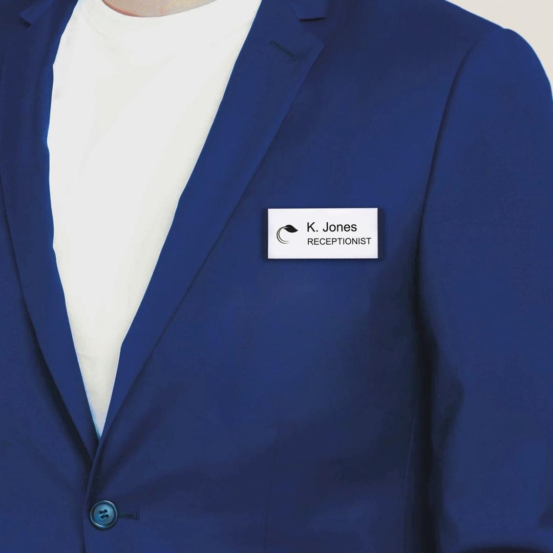 Badge magnétique polar AVERY porté sur une veste