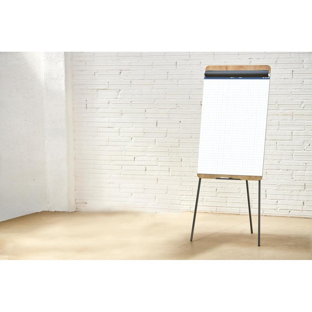 Recharge paperboard kangaro sur un chevalet de conférence
