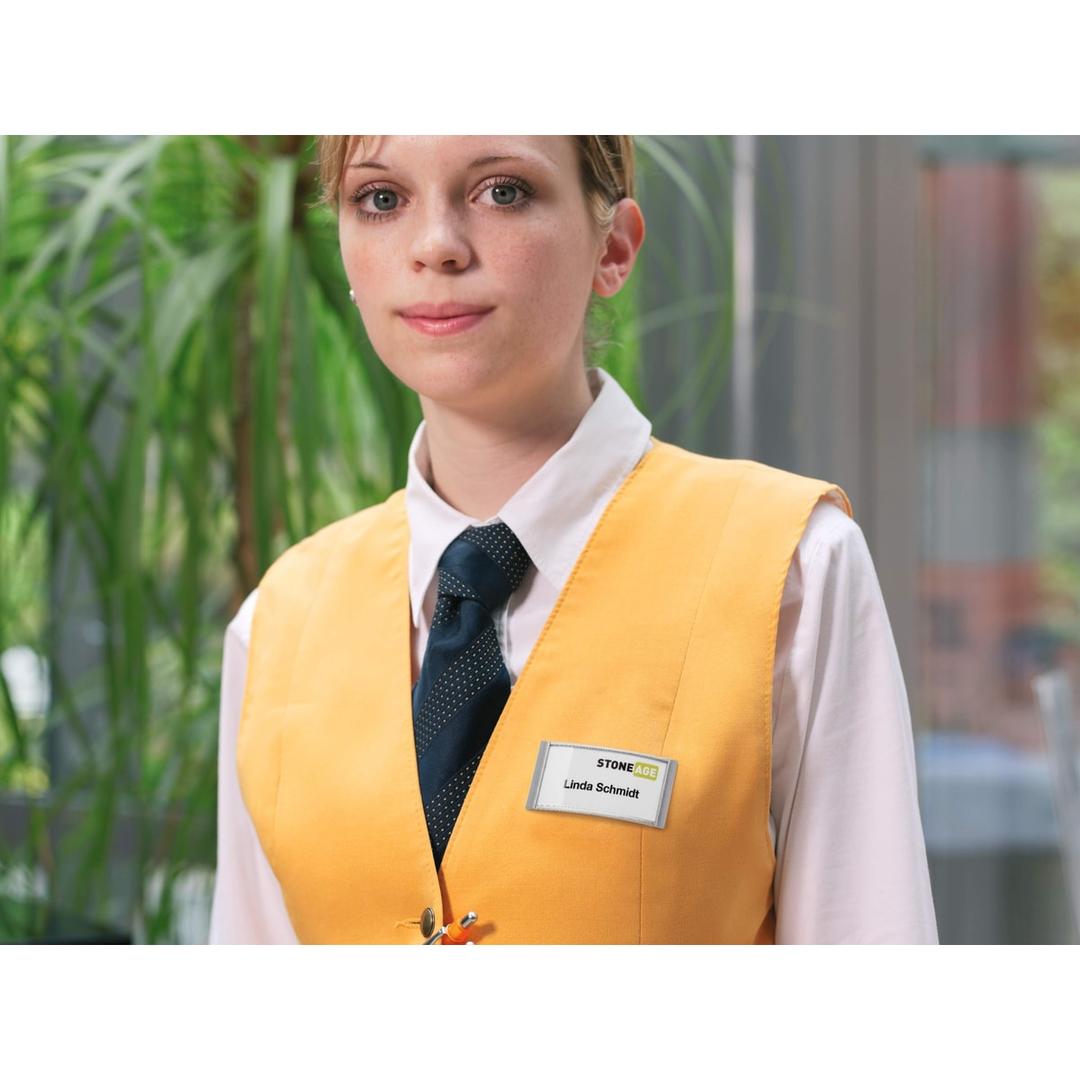 Badge magnétique CLASSIC DURABLE porté sur un gilet