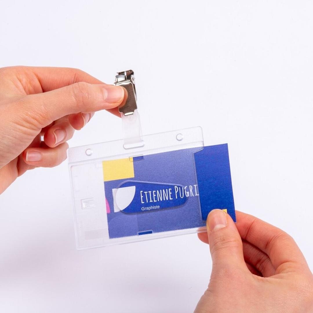 Retrait de la carte par l'encoche du porte badge AVERY