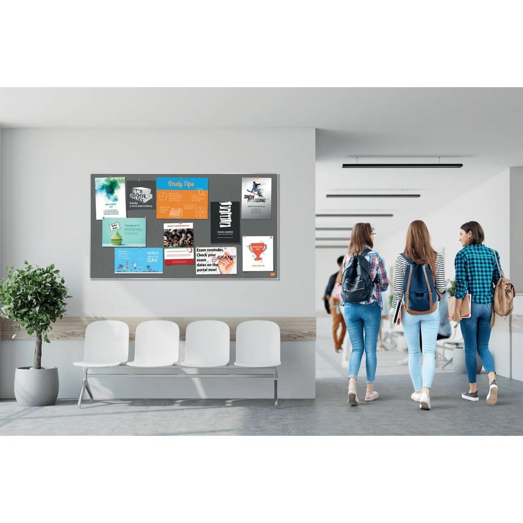 Tableau feutrine nobo Impression Pro gris, 1 200 x 900 mm, dans un couloir