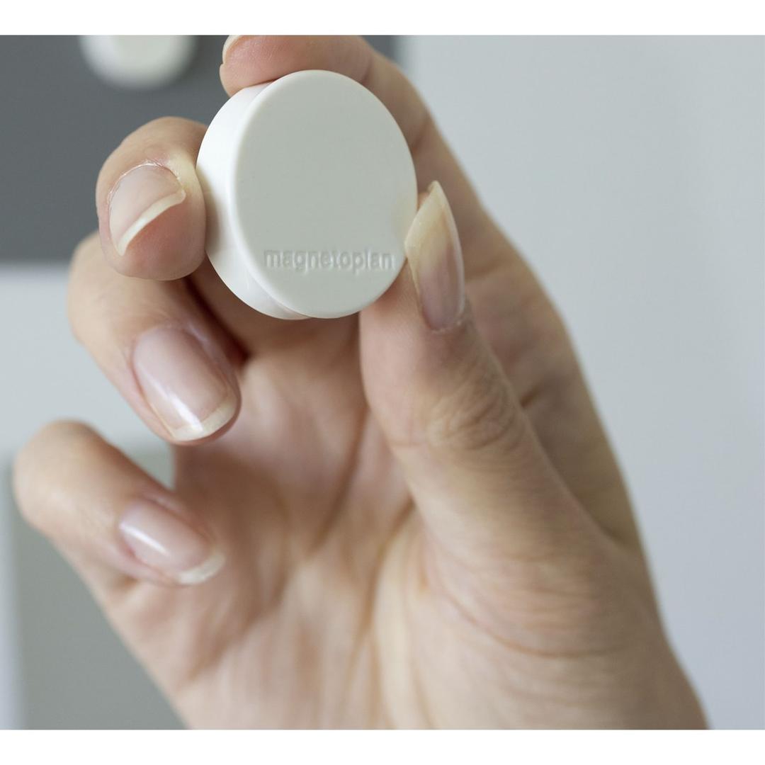 Aimant Ergo magnetoplan blanc tenu par son bord de préhension