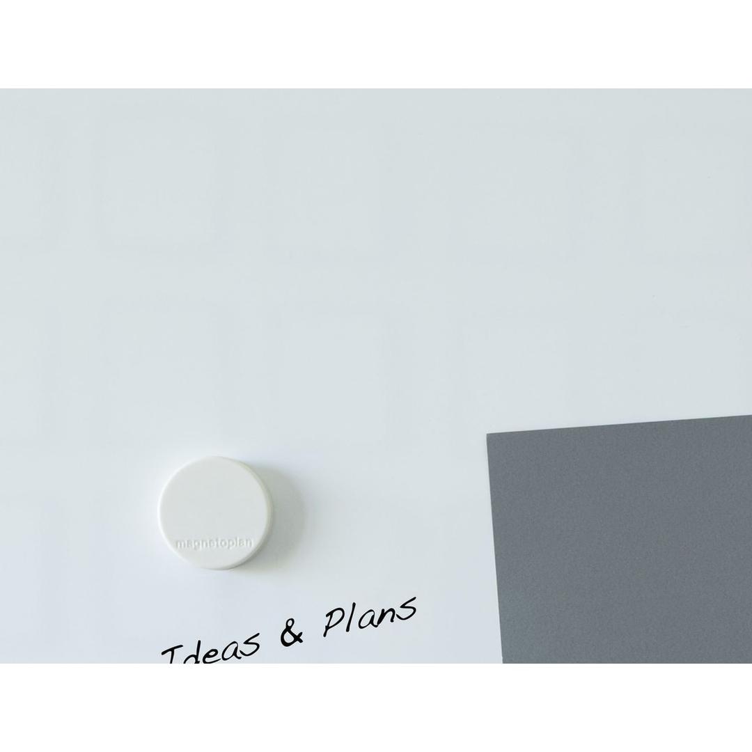 Notes tenues par des aimants Ergo magnetoplan blanc sur un tableau blanc