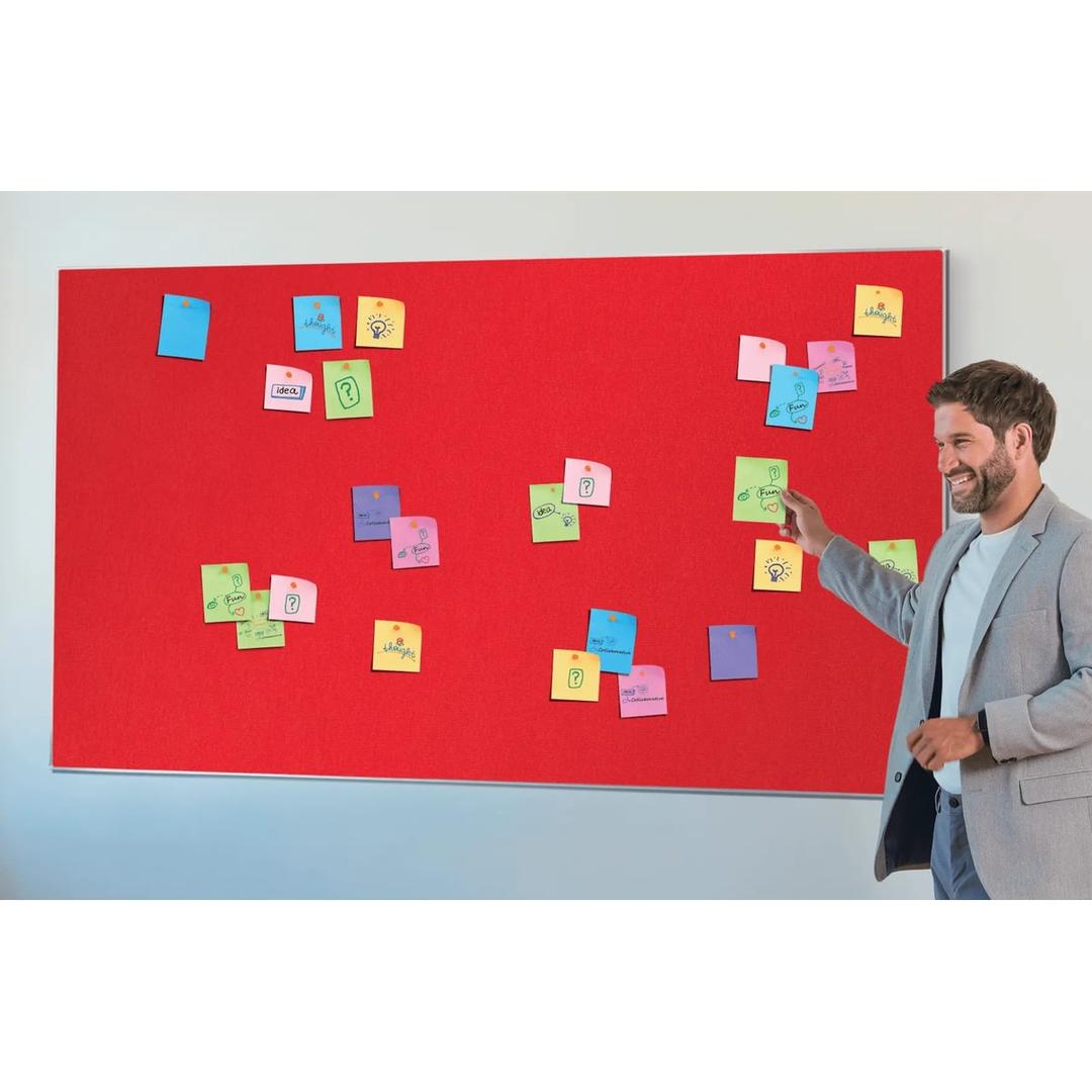 Tableau feutrine nobo Impression Pro Widescreen rouge 55 pouces, en salle de réunion