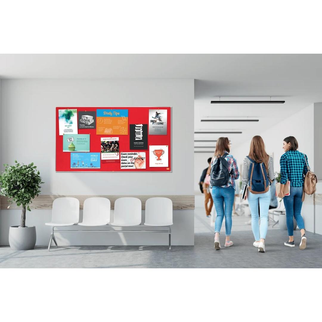 Tableau feutrine nobo Impression Pro Widescreen rouge 55 pouces, dans un couloir