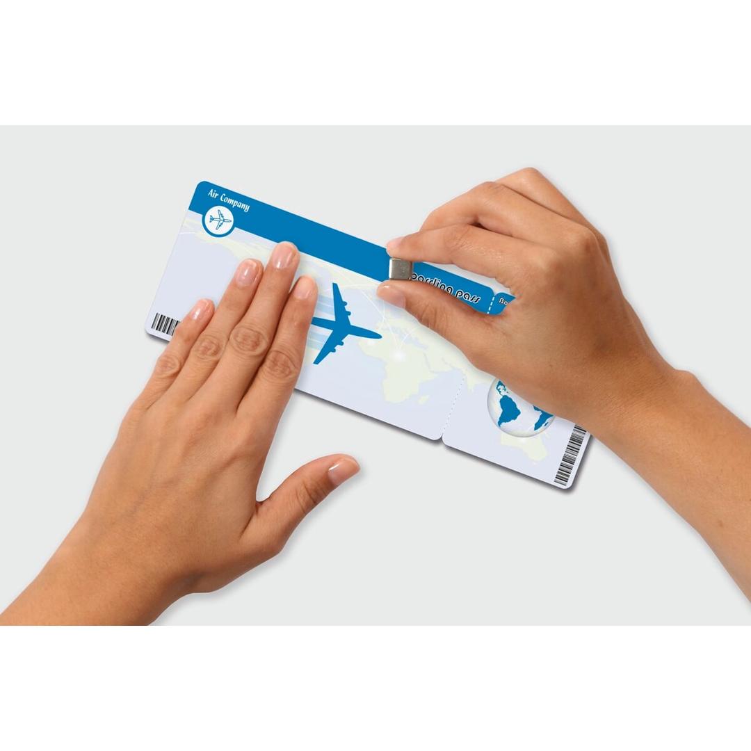 Carte posée sur un tableau en verre avec un aimant cube Be!Board