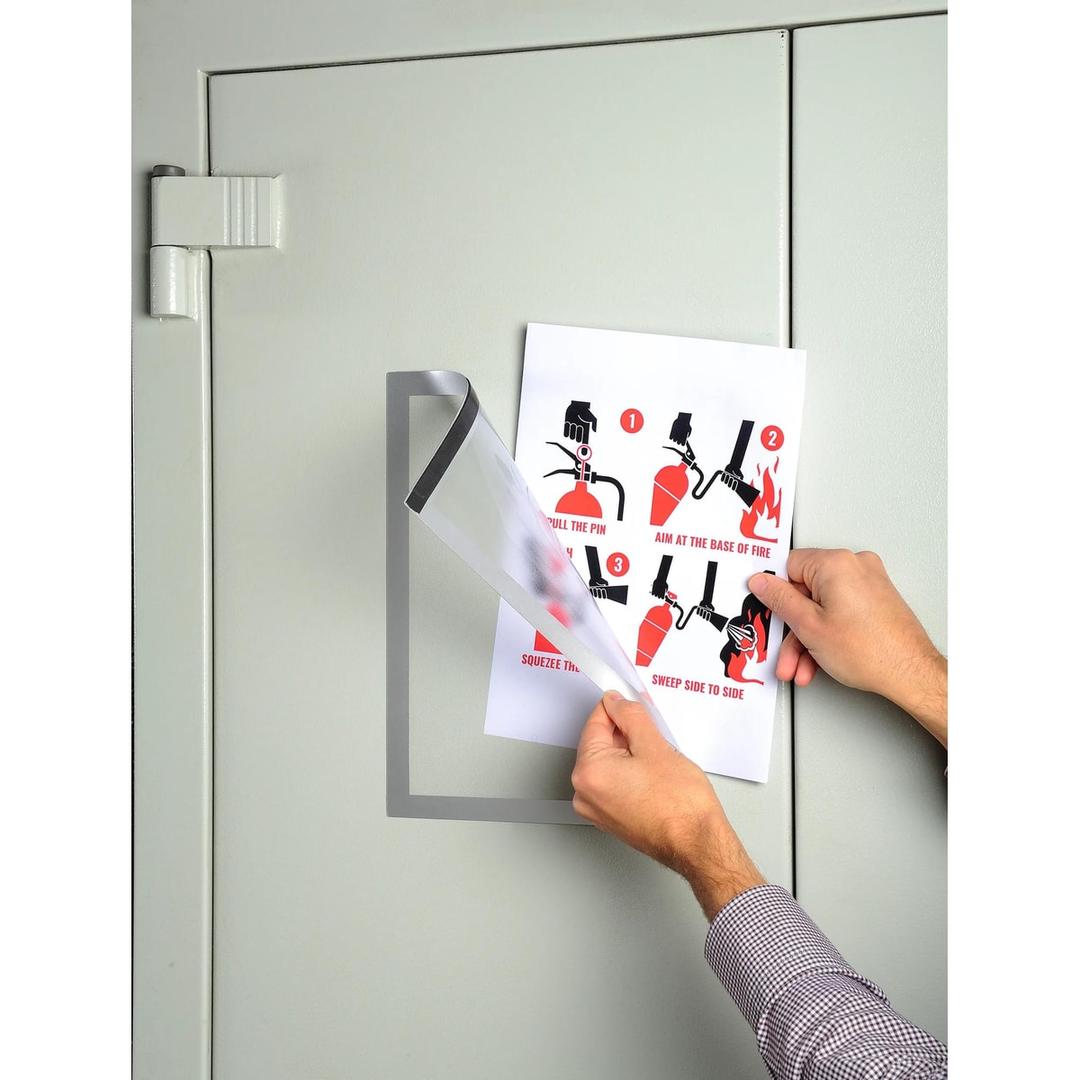 Pochette magnétique EXACOMPTA argent A4, pose sur une porte métallique