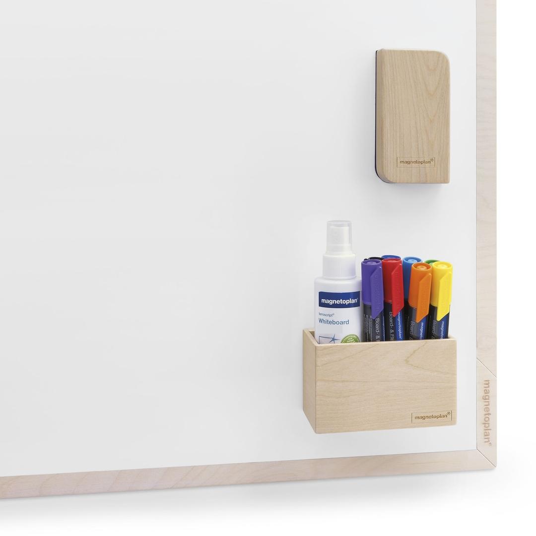 Organiseur Wood Series sur un tableau blanc avec marqueurs et nettoyant