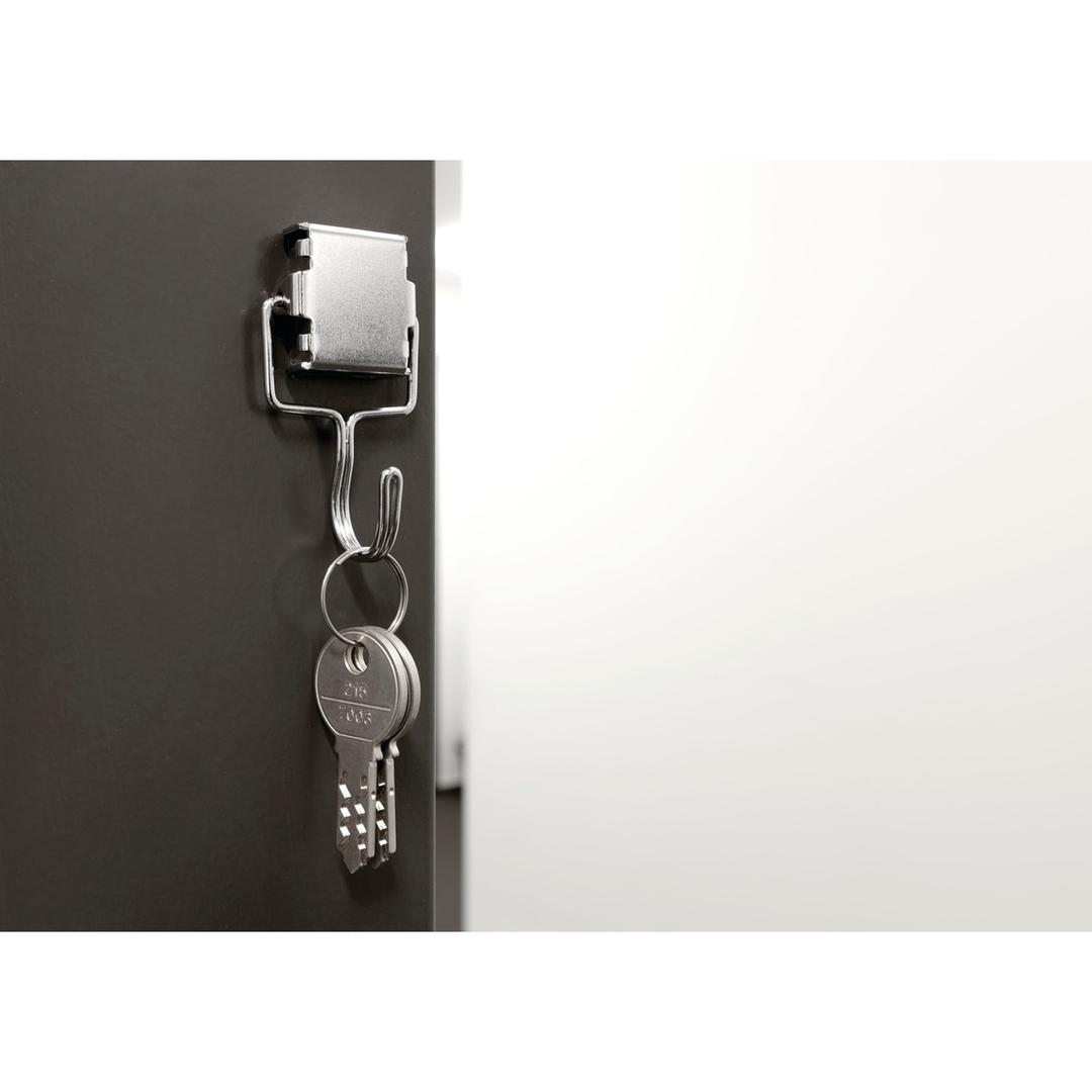 Clés suspendues à un crochet aimanté magnetoplan sur une porte métallique