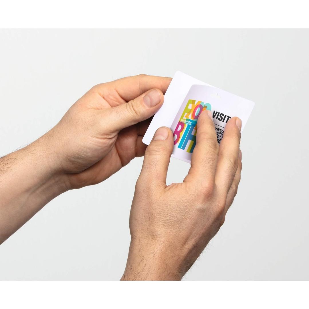 Recto et verso du badge visiteur DURABLE collés ensemble