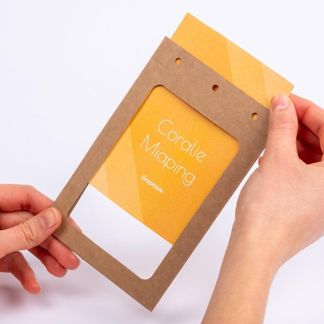 105 x 148 mm, kraft FSC, 52 étiquettes imprimables, lot de 50 Porte badge A6 en carton AVERY - Étiquette glissée dans la pochette carton AVERY