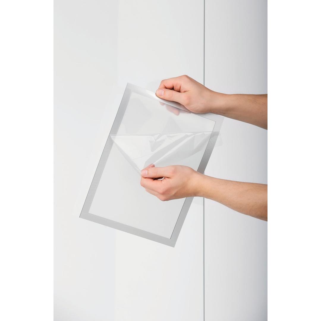 Cadre adhésif DURABLE DURAFRAME SUN A4 argent, retrait du film de protection
