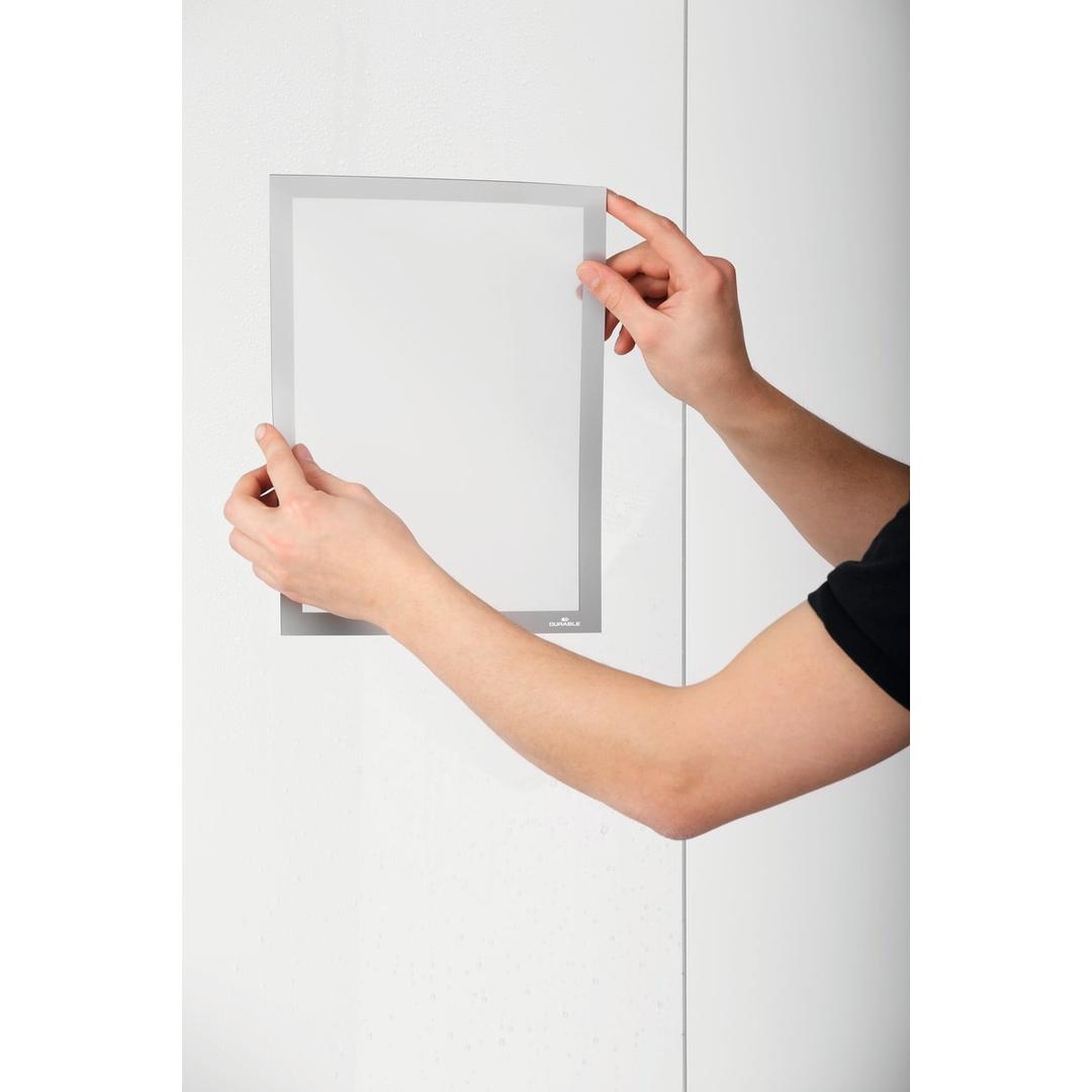 Cadre adhésif DURABLE DURAFRAME SUN A4 argent, pose sur la vitre