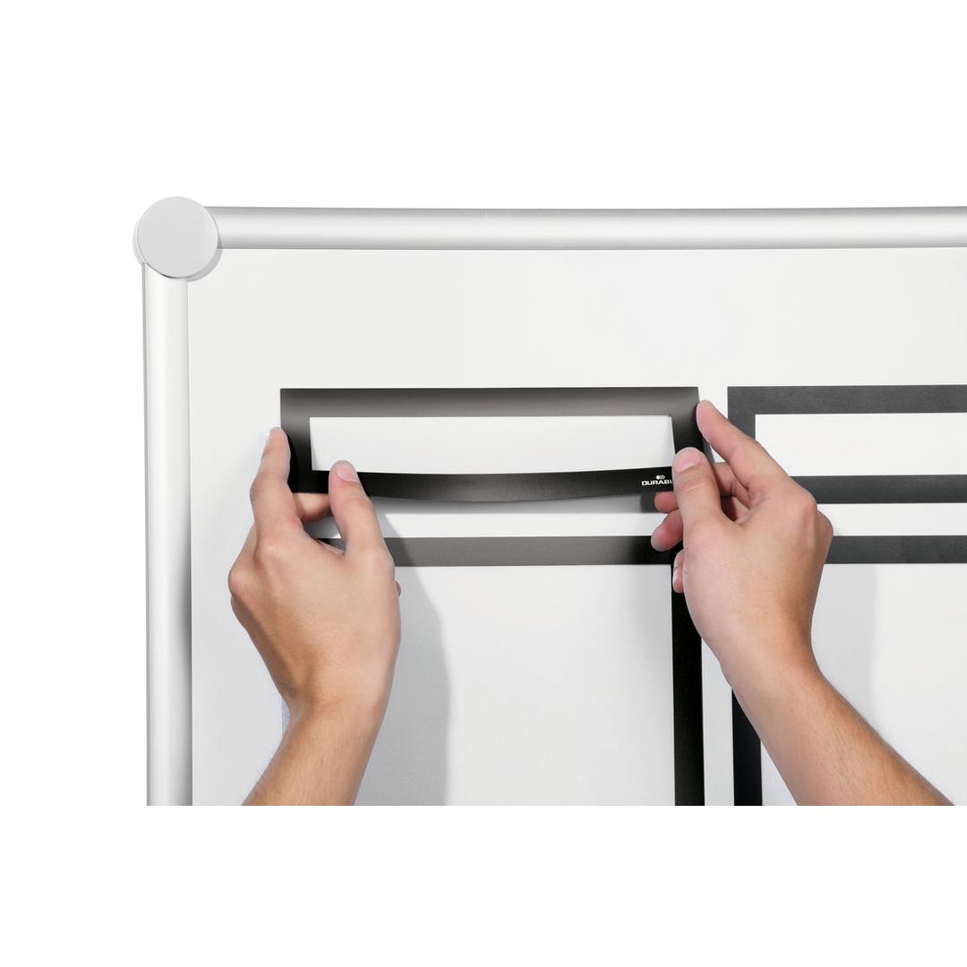 Cadre magnétique pour en-tête DURABLE DURAFRAME MAGNETIC TOP largeur A4 noir, mise en place sur un tableau blanc