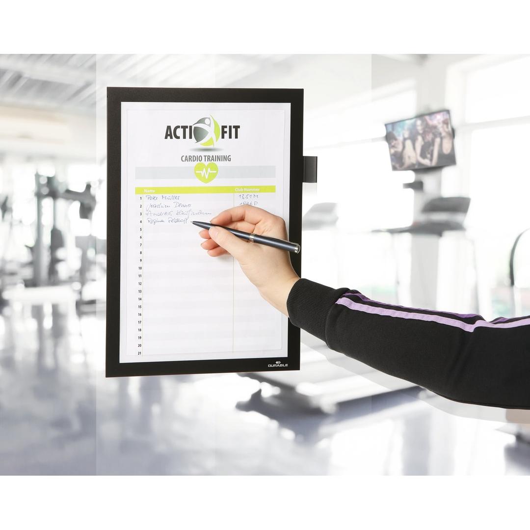 Cadre adhésif DURABLE DURAFRAME NOTE A4 noir, dans une salle de sport