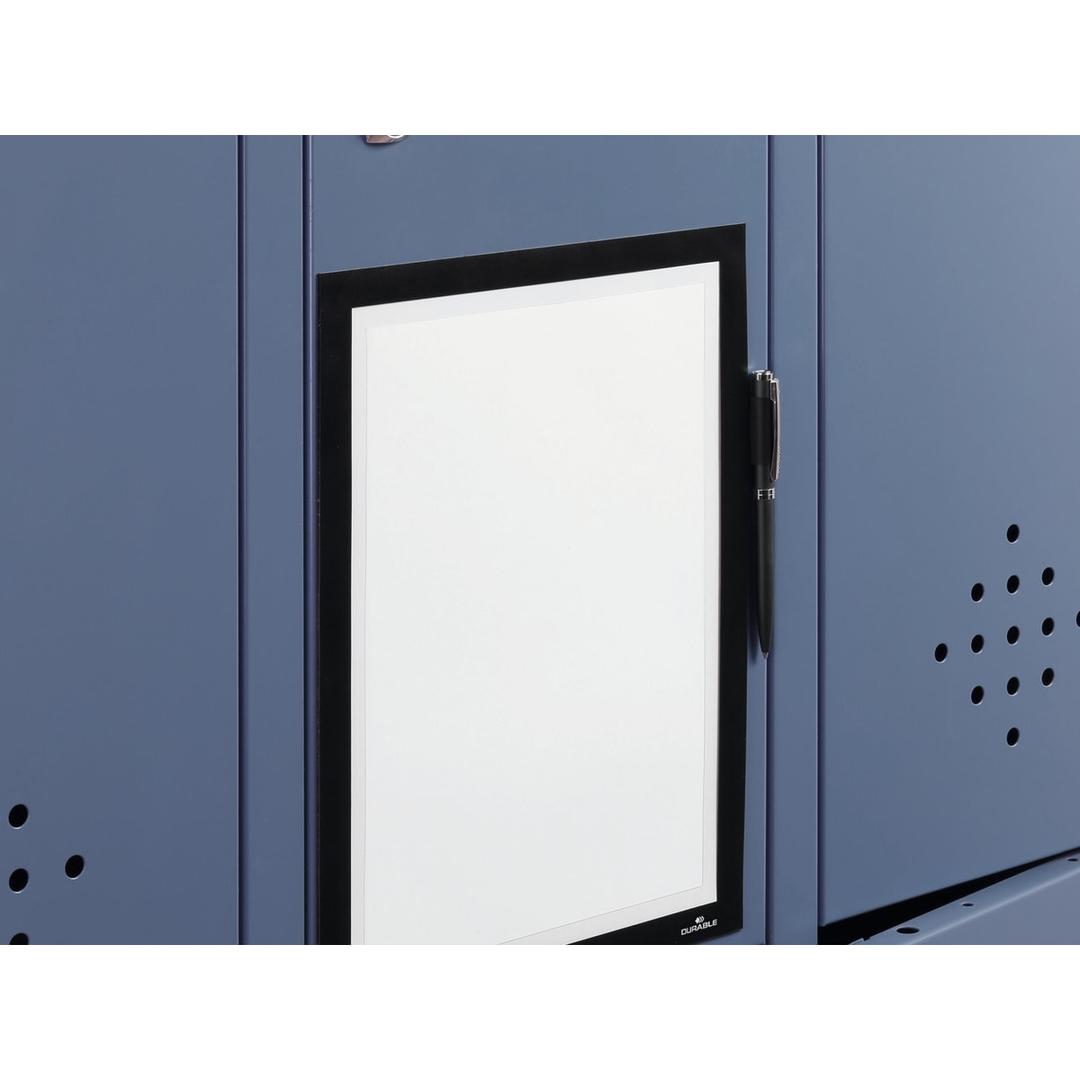 Cadre magnétique DURABLE DURAFRAME MAGNETIC NOTE A4 noir posé sur une porte de vestiaire métallique