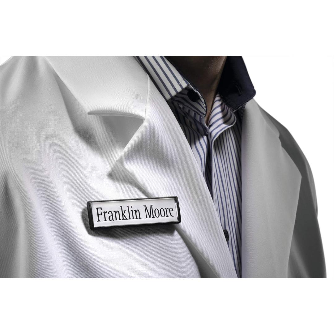 Badge magnétique CLIP CARD DURABLE porté sur une blouse