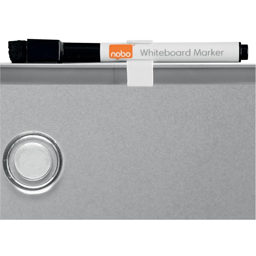 Marqueur nobo clipsé sur le cadre du tableau blanc Slimline