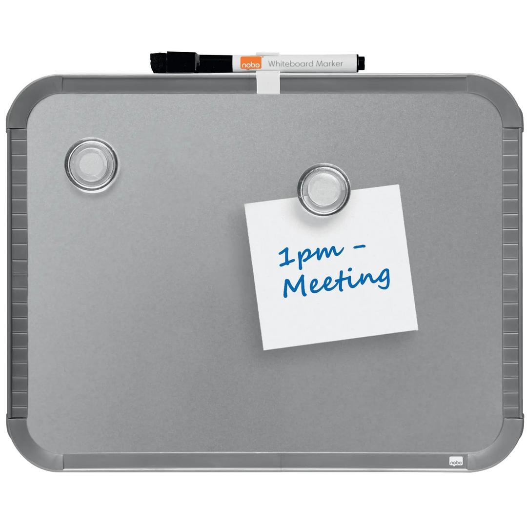 Mémo tenu par un aimant sur le tableau blanc nobo Slimline