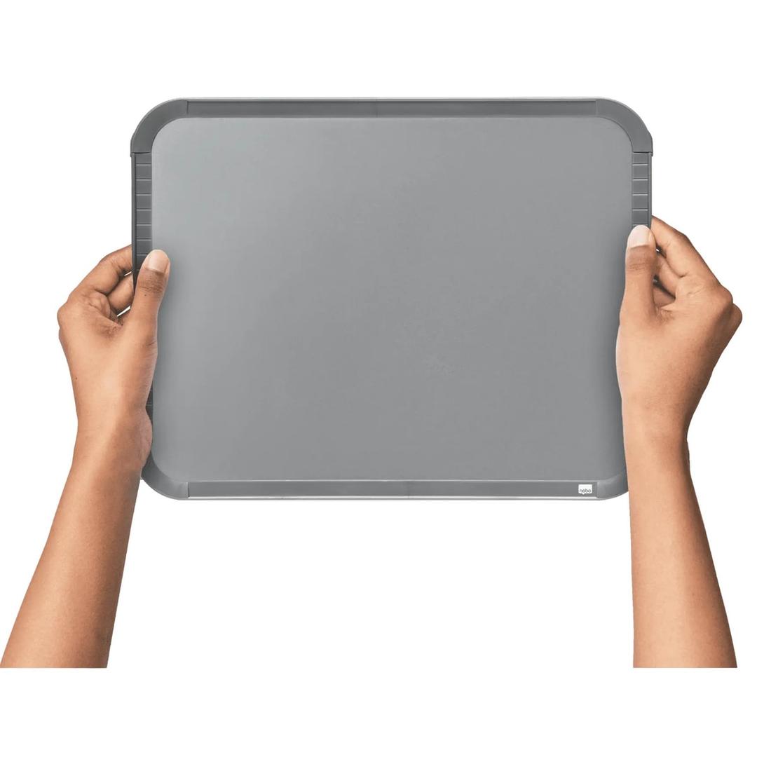 Tableau blanc nobo Slimline tenu en main