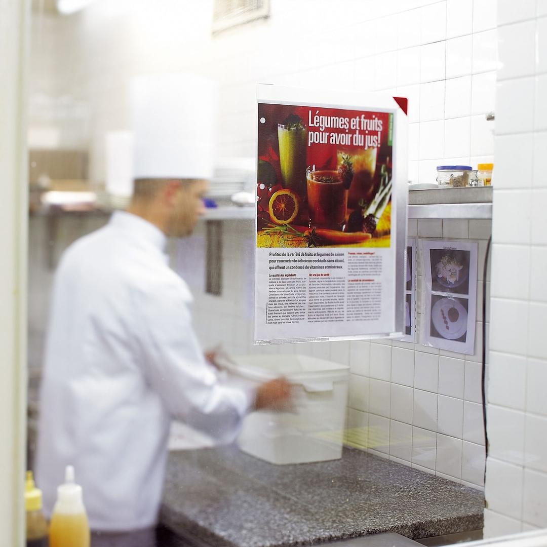 Pochette adhésive Kang Easy Clic djois collée sur le carrelage d'une cuisine