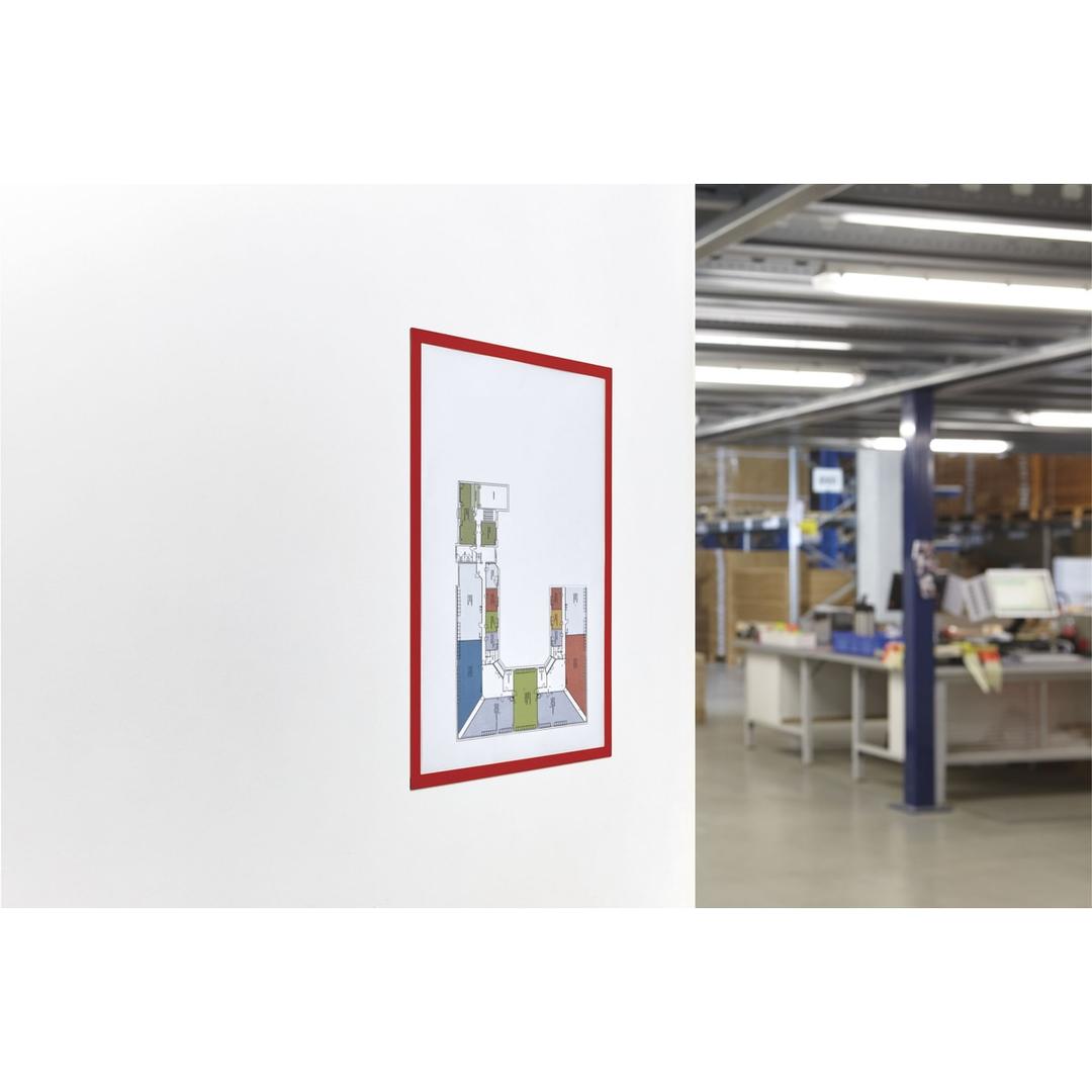 Cadre magnétique magnetofix magnetoplan rouge au mur avec un plan