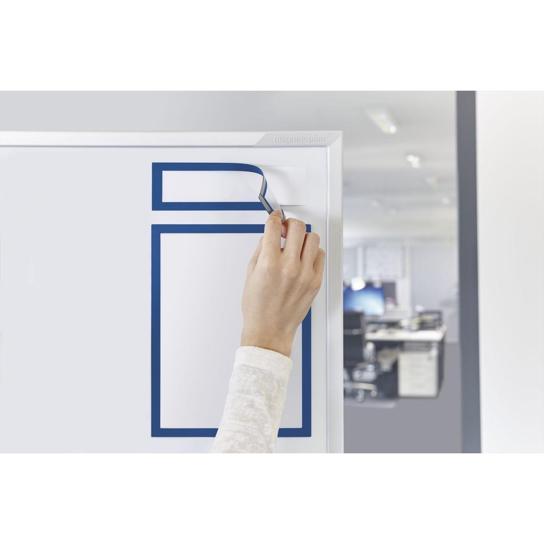 Bandeau titre magnétique TOPSIGN bleu soulevé au-dessus d'un cadre sur tableau blanc