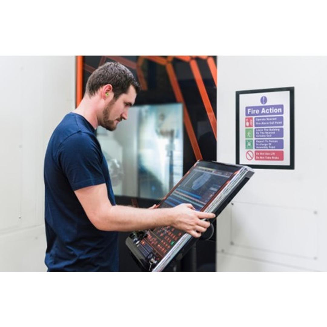 Cadre noir, A4 Cadre magnétique porte-document BI-OFFICE - Sur une machine en atelier