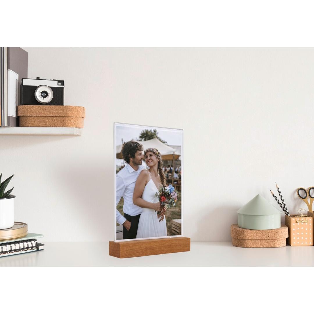 Présentoir à socle en chêne sigel avec une photo, en situation