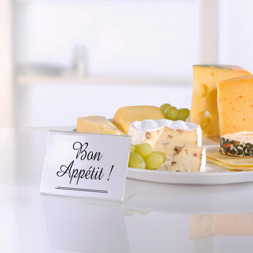 Porte-prix sigel sur un plateau de fromages