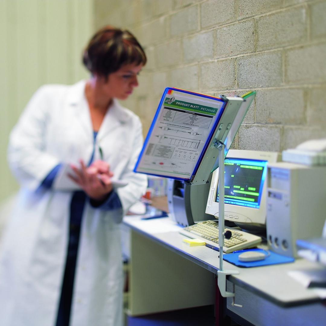 Colonne de bureau Tarifold djois dans un laboratoire