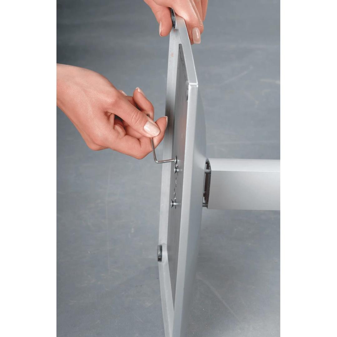 Fixation du mât sur le socle du porte affiche sur pied FRANKEN Standard