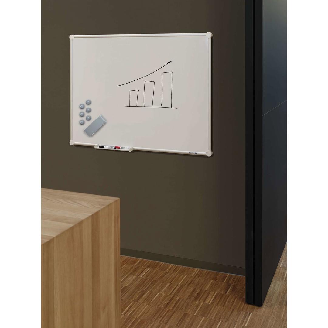 Tableau blanc à cadre blanc MAUL au mur d'un bureau