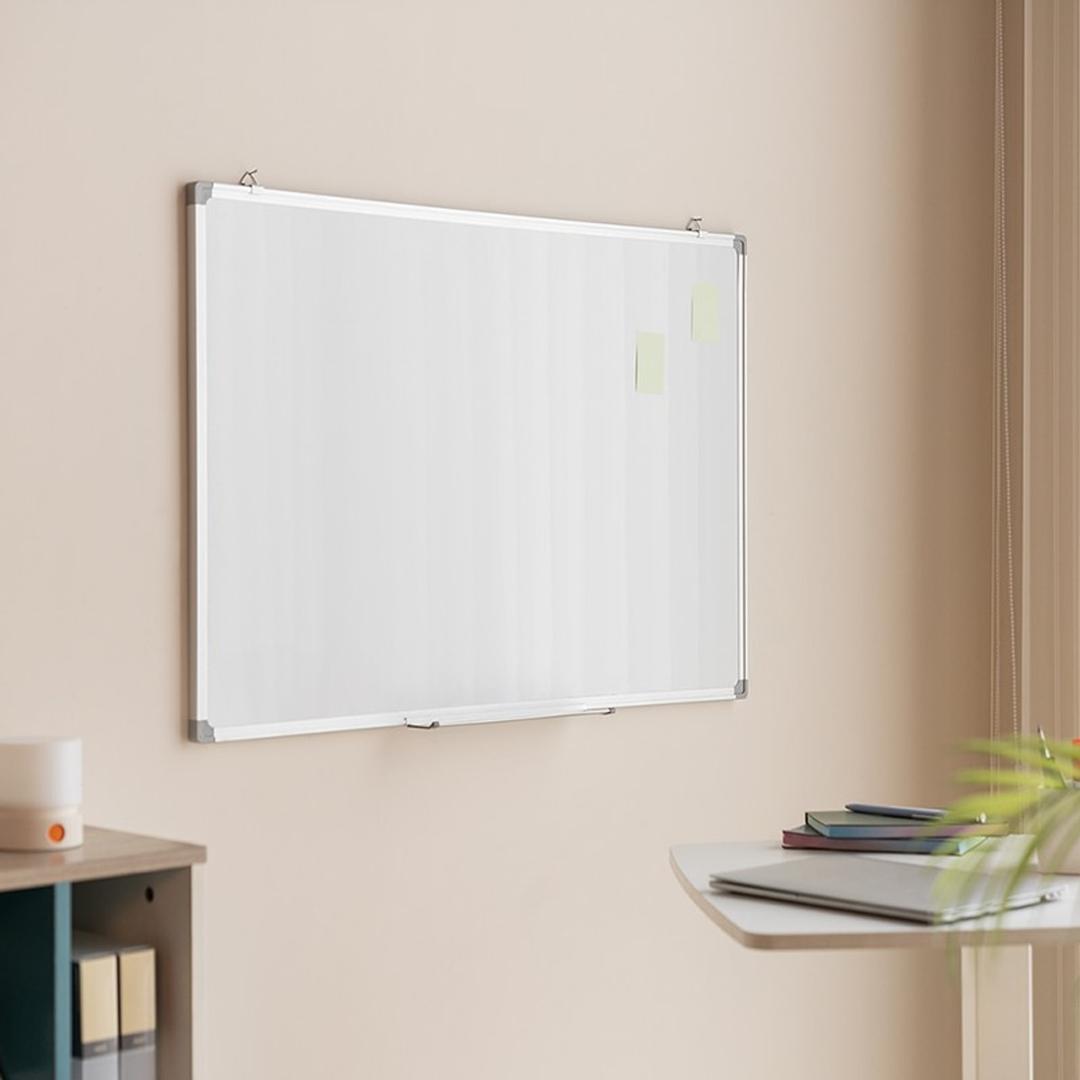 Tableau blanc LogiLink au mur d'un bureau, autre angle