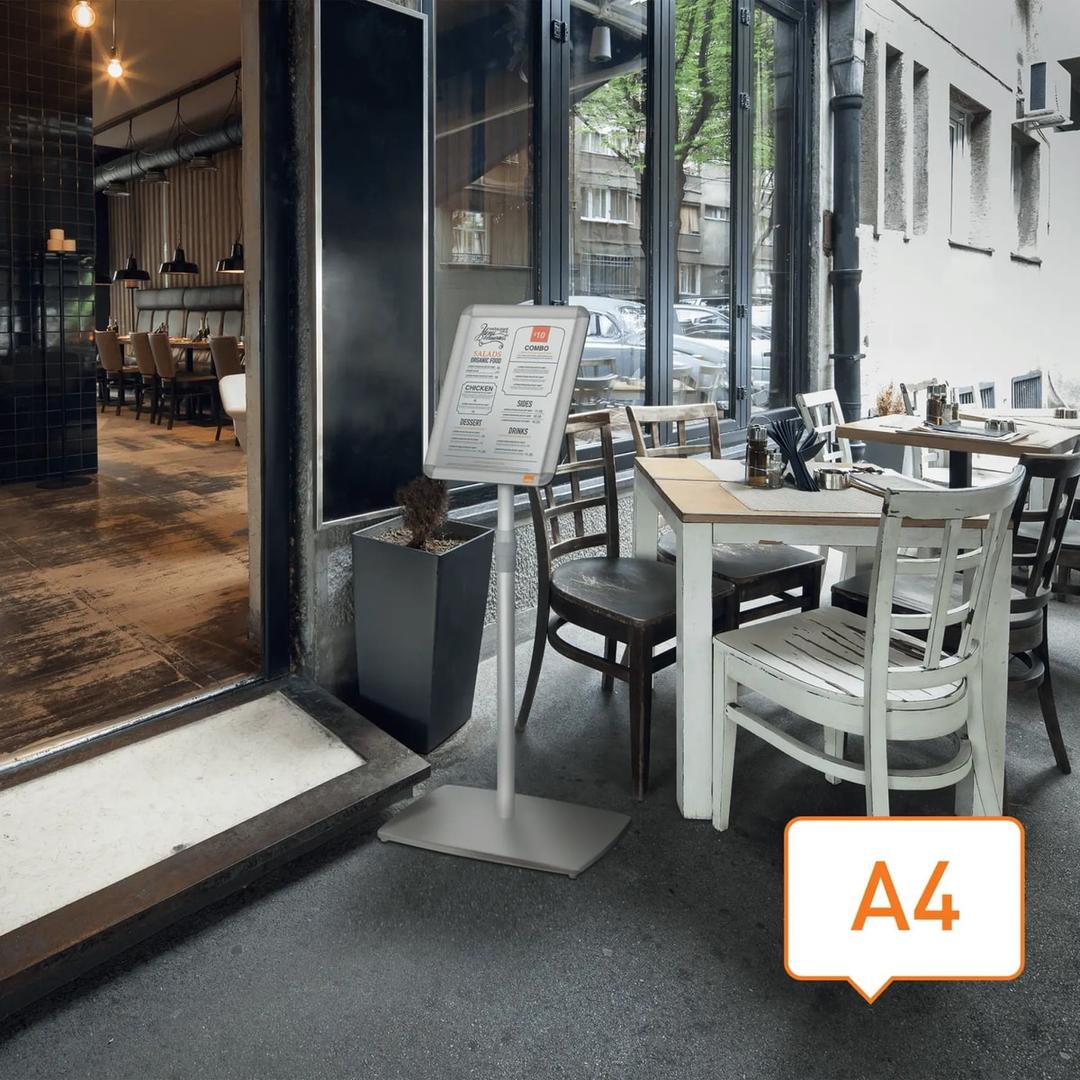 Porte affiche sur pied nobo Essence A4 dans un restaurant
