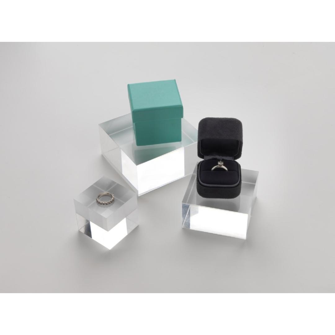 Blocs de présentation en acrylique deflecto de plusieurs tailles, sous des bijoux en vitrine