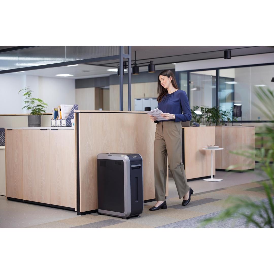 Destructeur de papier professionnel Fellowes Powershred 125C intégré dans un environnement de bureau moderne en open space.