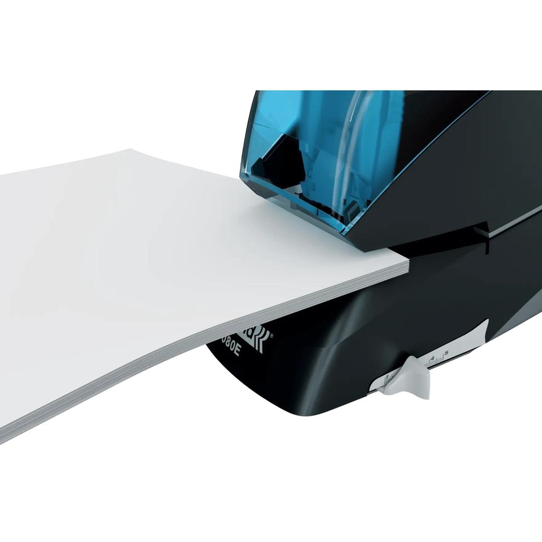 Liasse glissée sous la visière de l'agrafeuse électrique Rapid Supreme 5080E noire.
