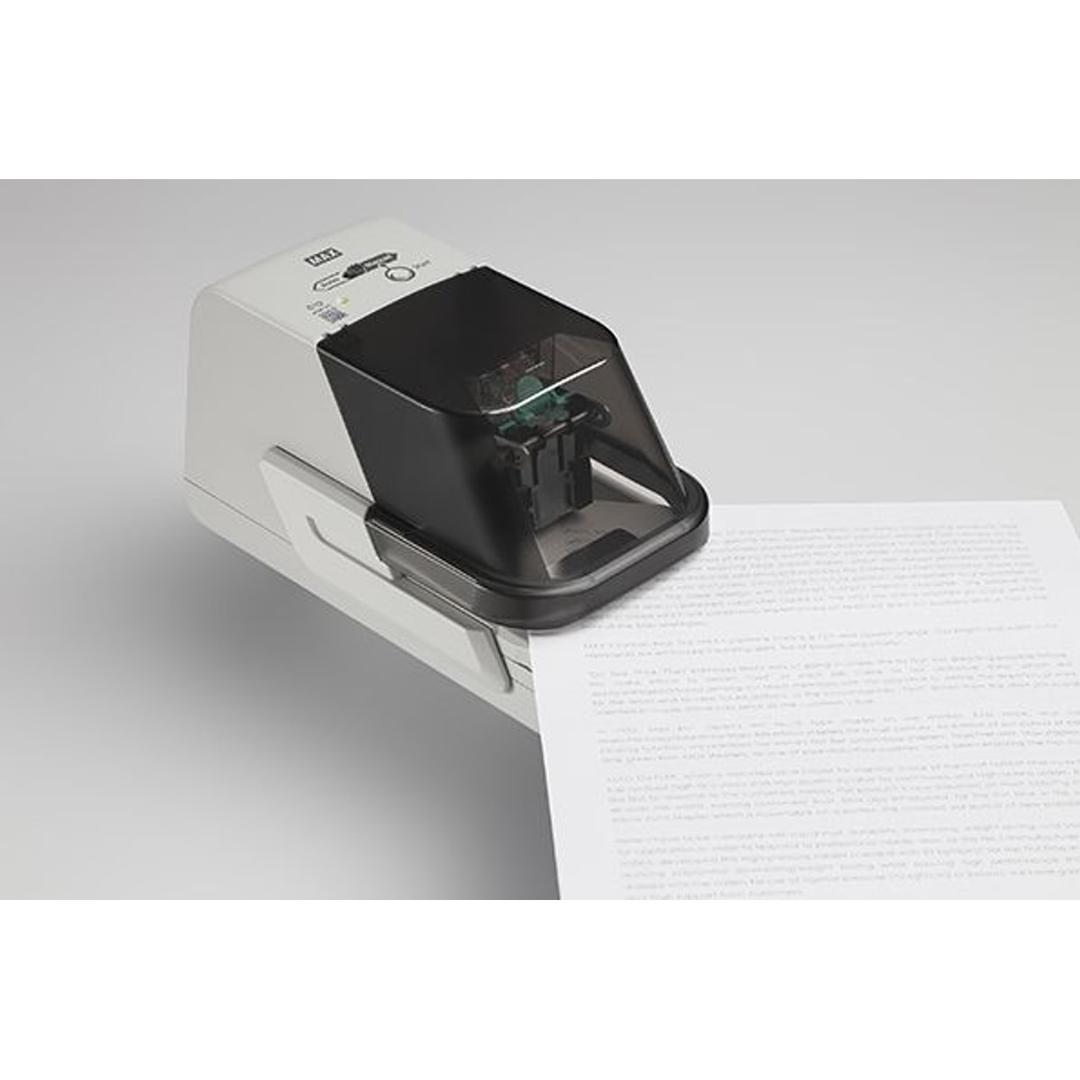 Agrafage en coin d'un document avec l'agrafeuse électrique professionnelle MAX EH-70F II.