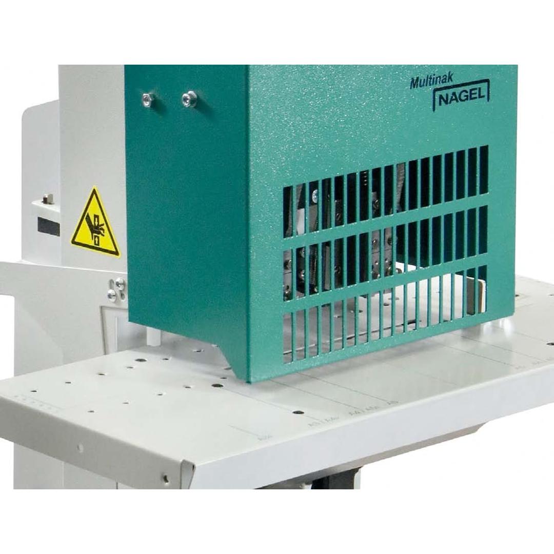 Tête de l'agrafeuse à cheval à pédale Nagel Multinak FS têtes A au-dessus de la table d'agrafage des blocs.