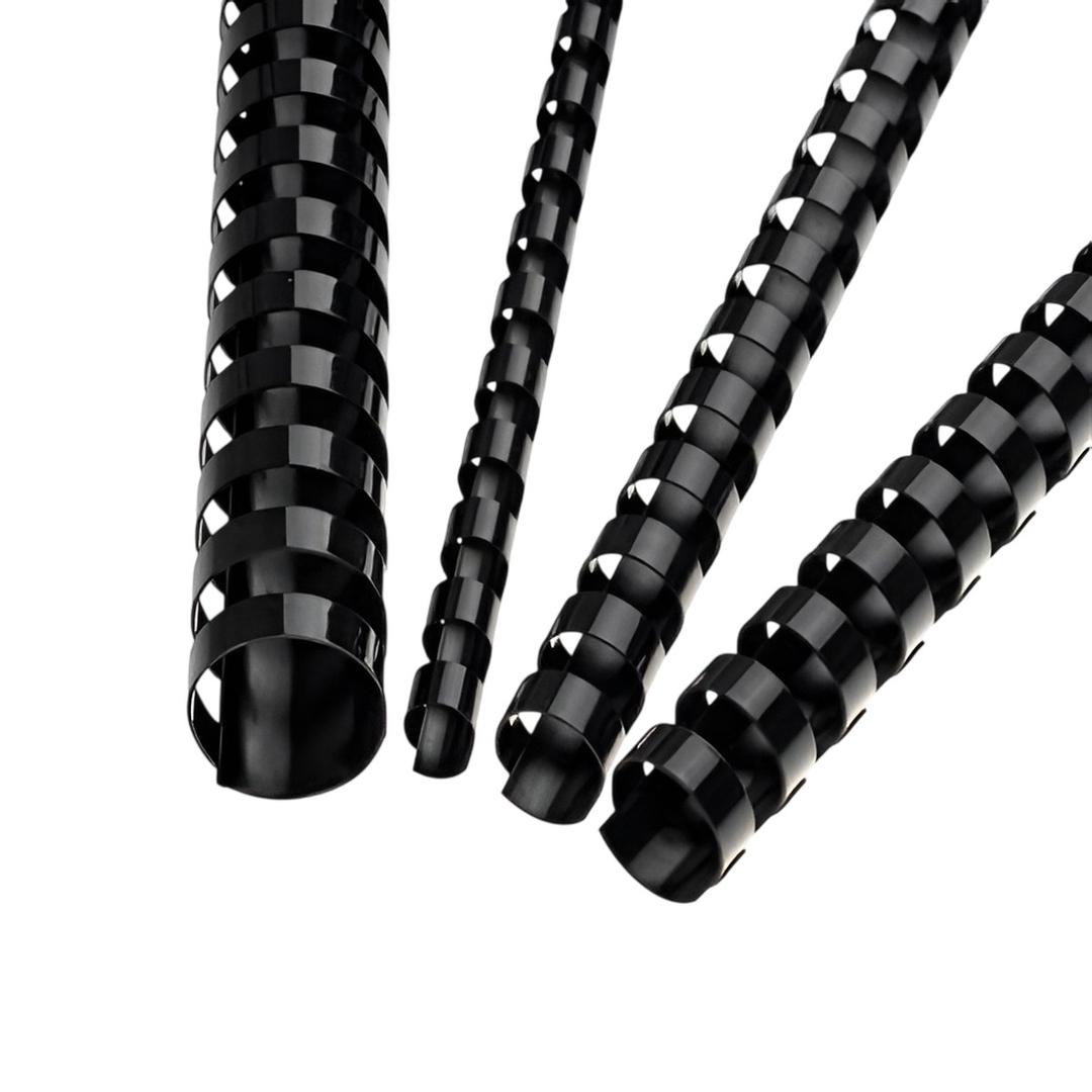 Peignes anneaux plastiques A4 21 boucles 6 mm (1/4'') Pas US noirs x100 — Quatre peignes de reliure plastiques noirs de diamètres différents, posés en diagonale, anneaux ouverts vers l'avant