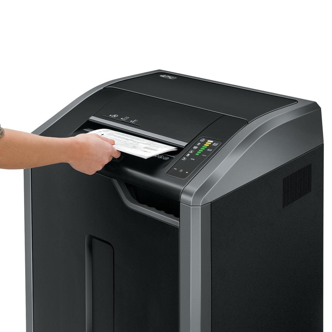 Feuilles introduites dans la large fente du destructeur de documents Fellowes Powershred 425Ci