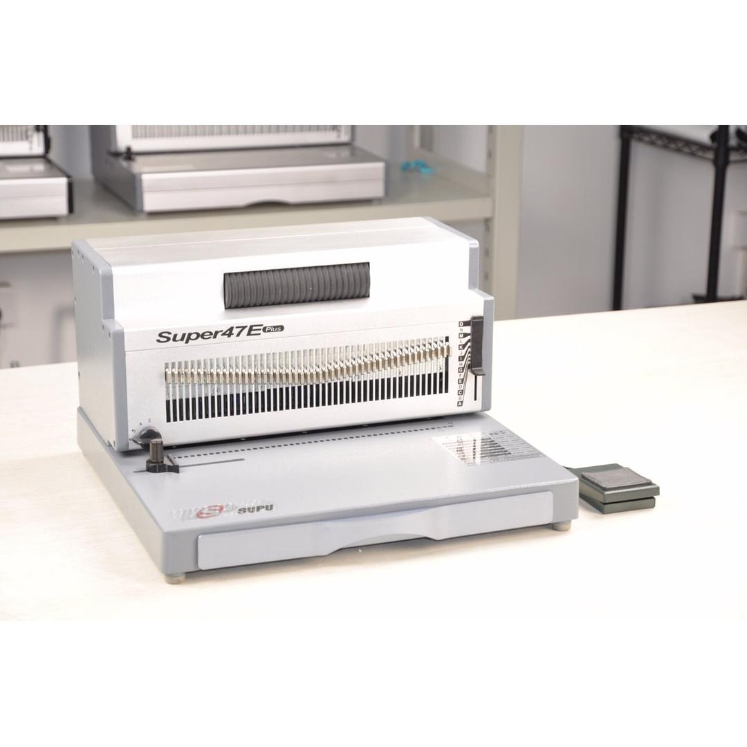 Perforelieur électrique pour spirales coils 4:1 SUPER47E FALCON K - Perforelieur électrique Falcon K SUPER47E posé sur un plan de travail