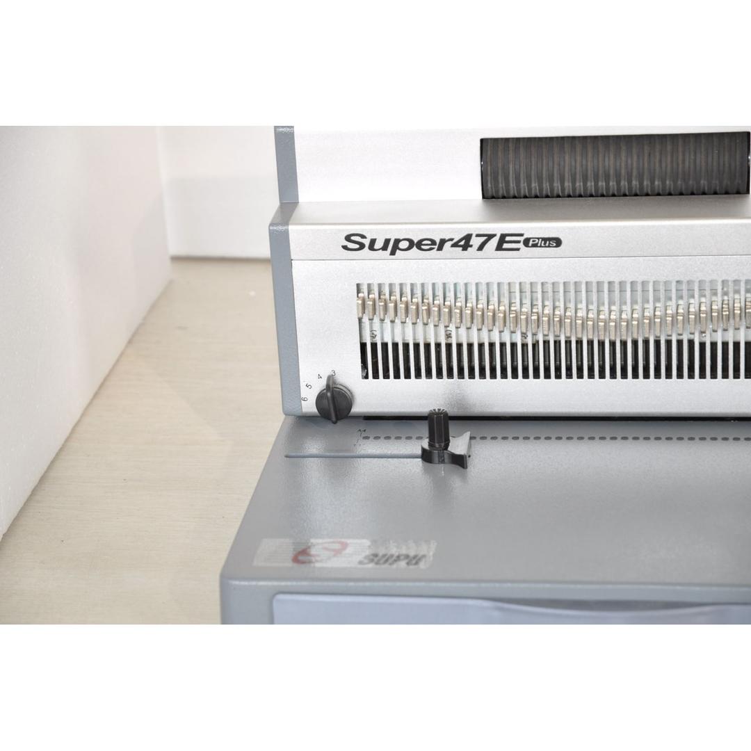 Perforelieur électrique pour spirales coils 4:1 SUPER47E FALCON K - Rangée de poinçons et butée latérale du perforelieur Falcon K SUPER47E