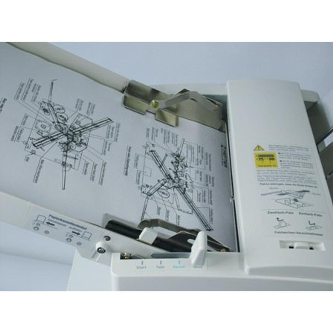 Plieuse de documents A3 TF MAXI HEFTER — Table d'alimentation de la plieuse Hefter TF MAXI chargée de feuilles A3