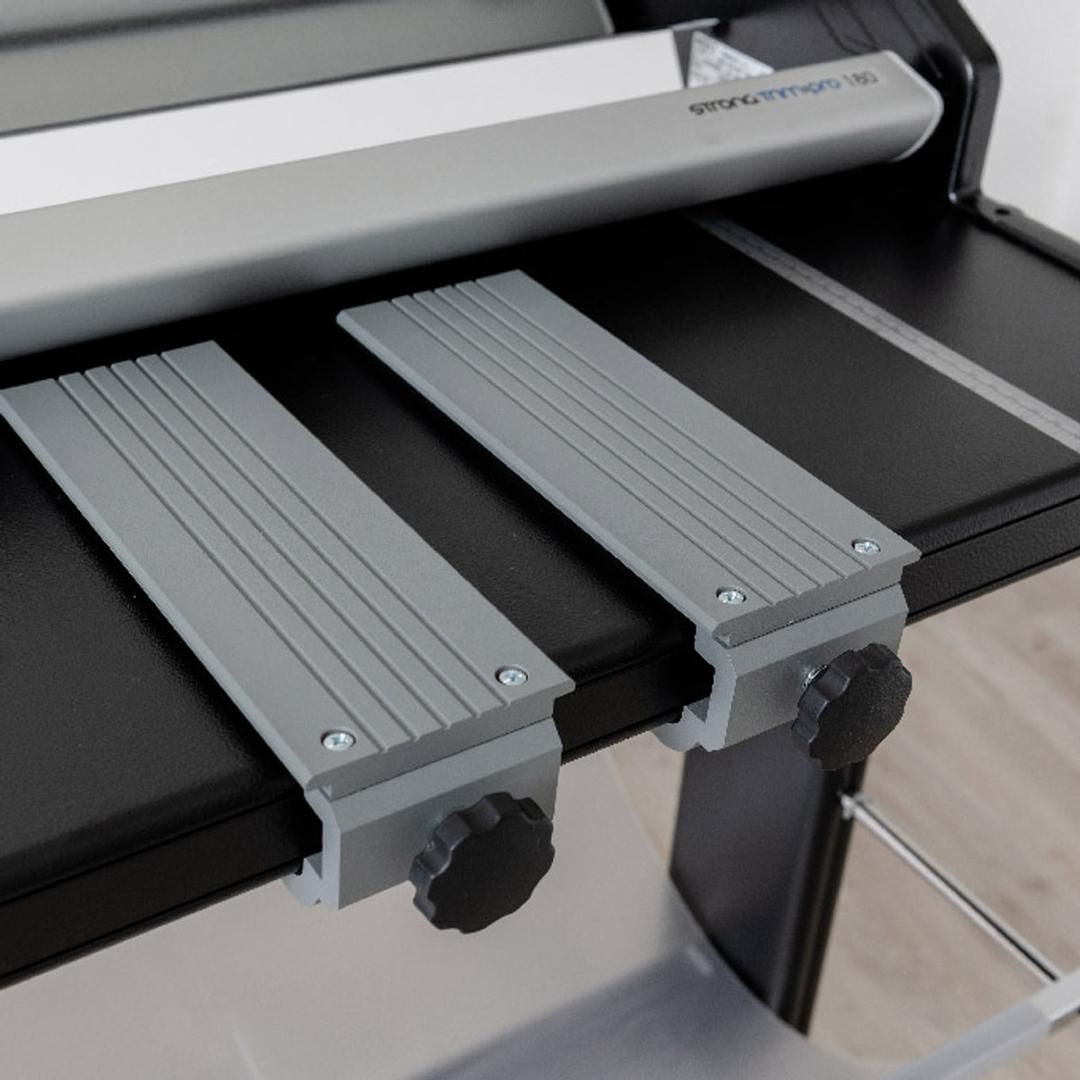 Équerres de maintien en aluminium sur la table, coupeuse NEOLT Strong Trim 130