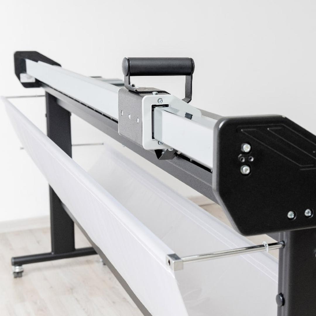 Coupeuse NEOLT Strong Trim 130 vue de côté, bâche à chutes sous la table