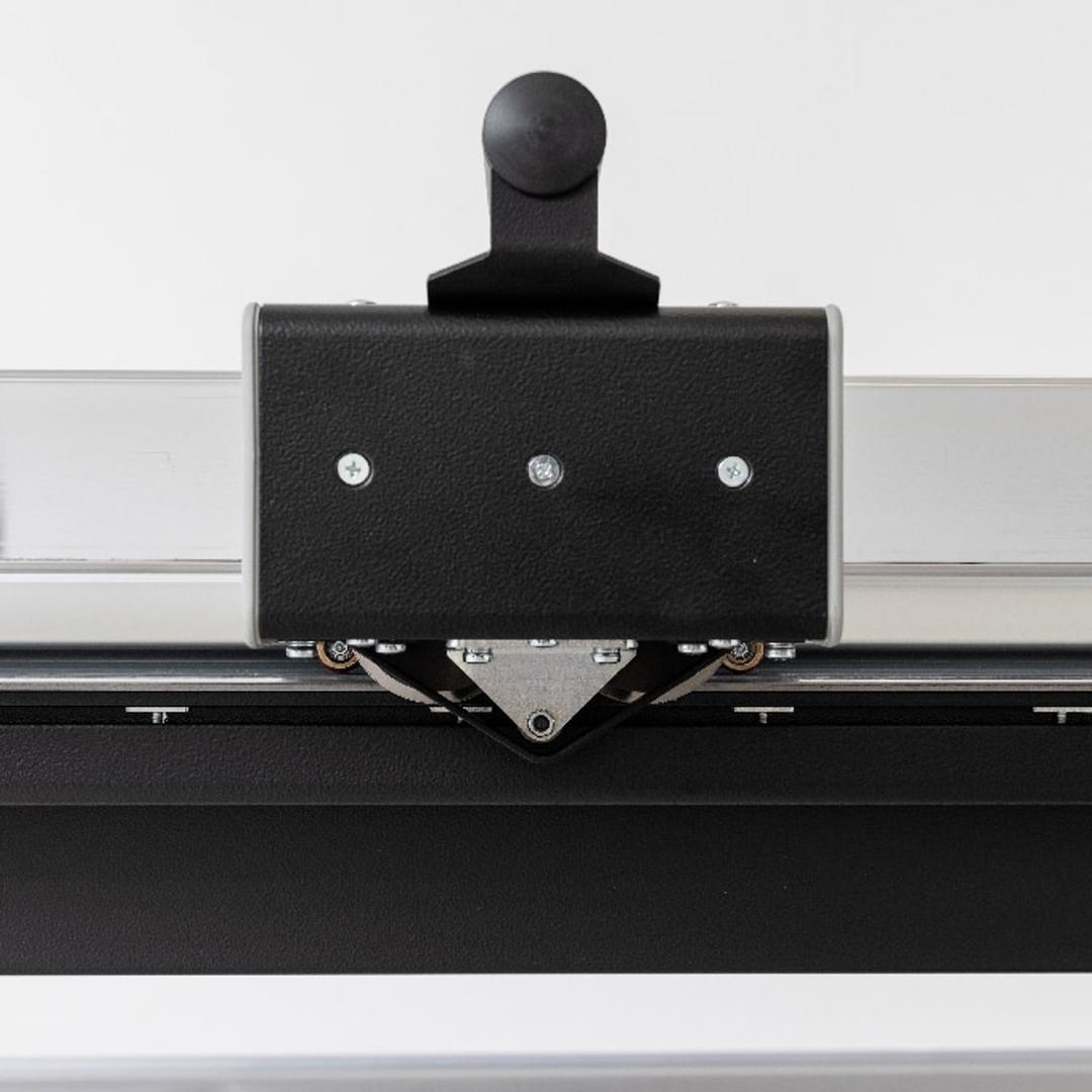 Tête de coupe vue de face sur la table, coupeuse NEOLT Strong Trim 180